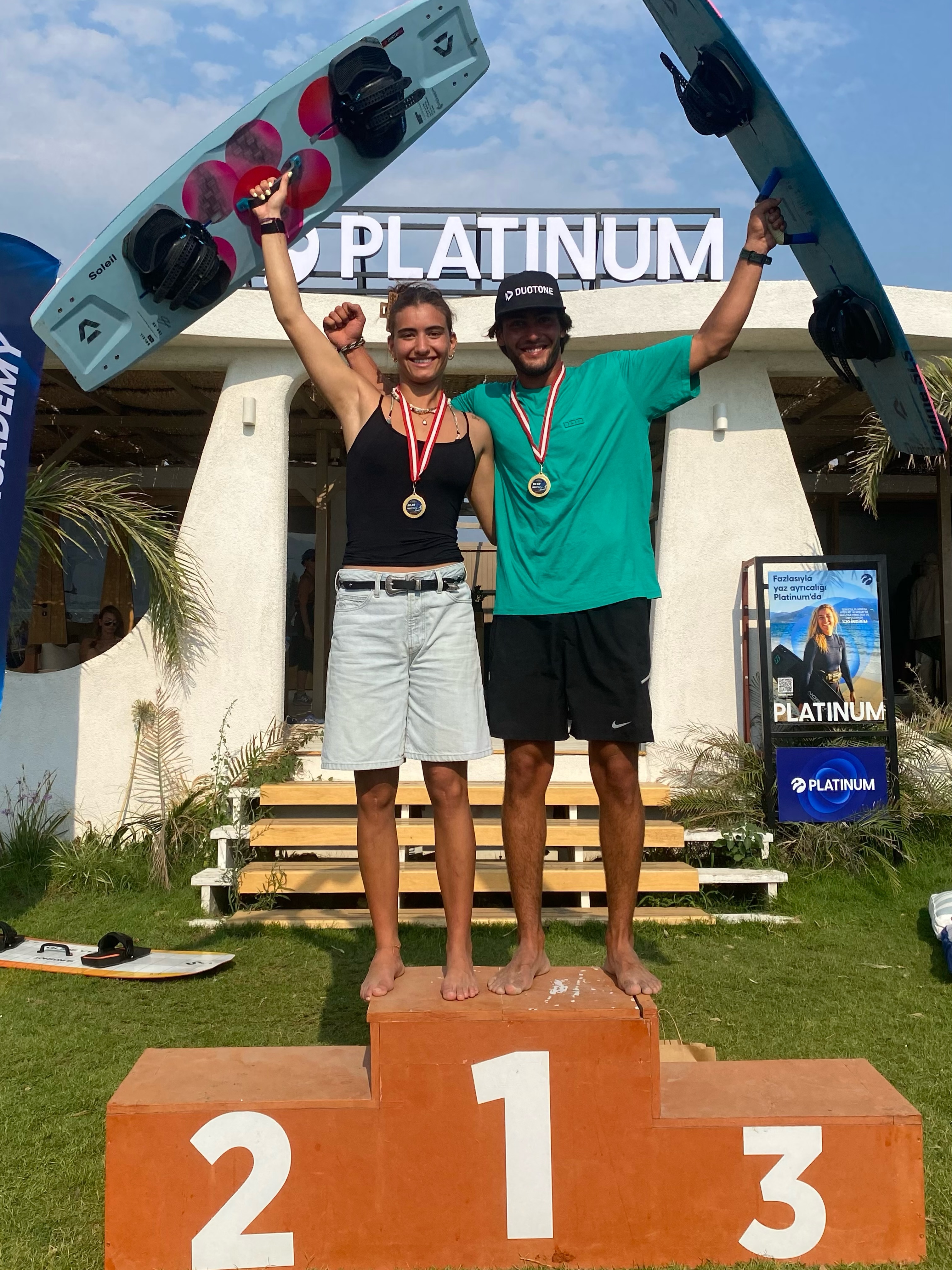 Akyaka’da @turkcellplatinumacademy ve @kitebeachakyaka ev sahipliğinde heyecan ve adrenalin dolu bir freestyle&big air yarışmasını geride bırakırken kadınlar şampiyonu 🥇  @defneakgerman_ ve erkekler şampiyonu 🥇 @ilhanaykurt_ u tebrik ediyor, organizasyona destek ve emek veren herkese teşekkür ediyoruz…